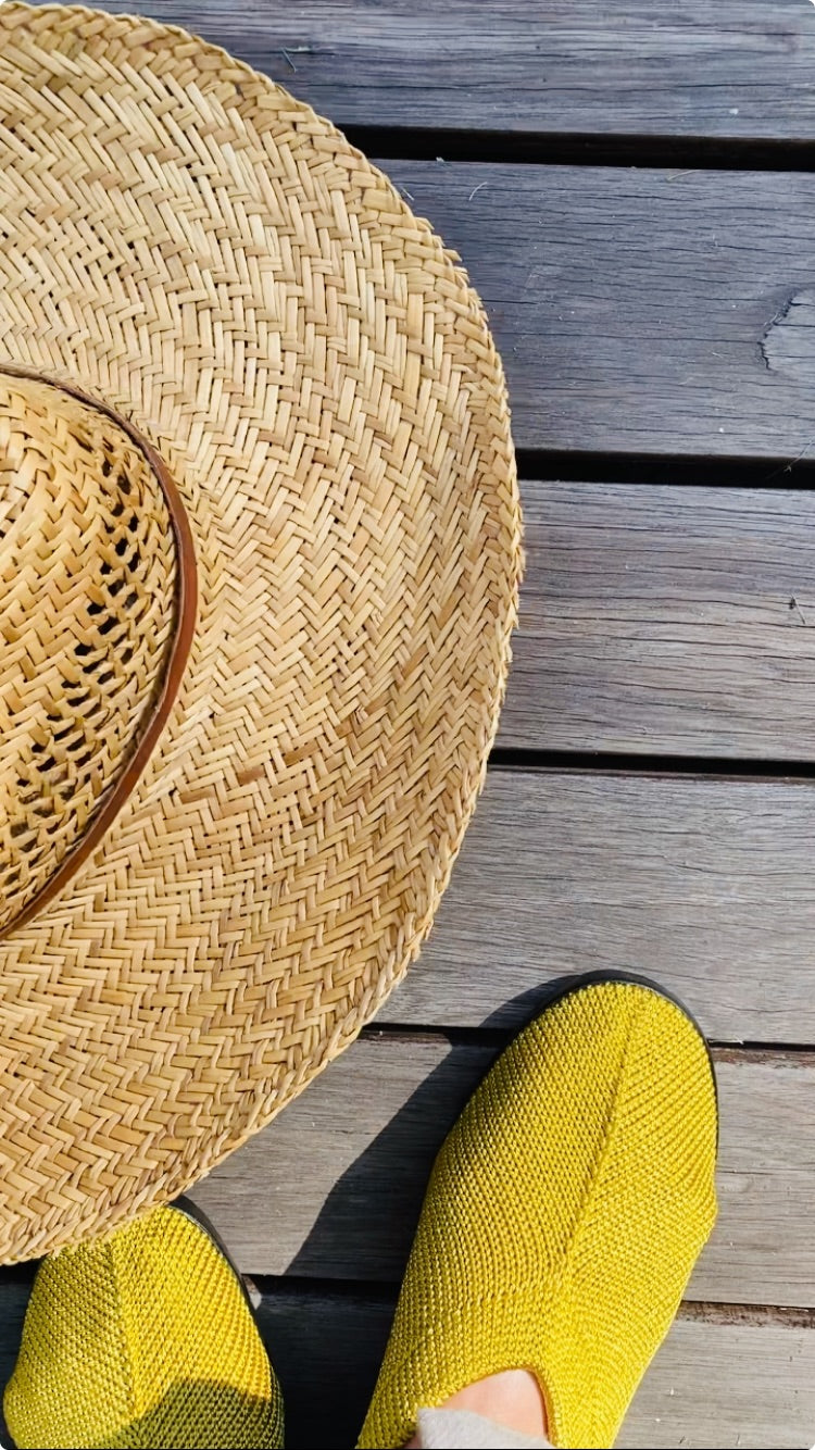 Euroconforto Portugese schoen olive gold – zomerse sfeerfoto
